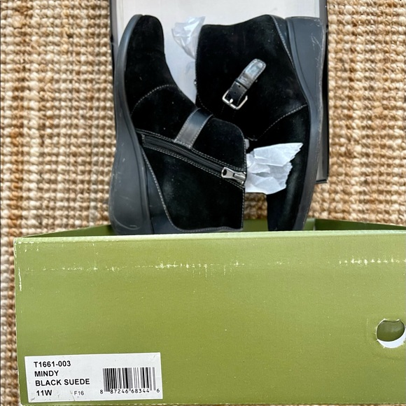 Trotter’s 11W black suede women ankle boots low wedges in great condition. - Picture 4 of 6